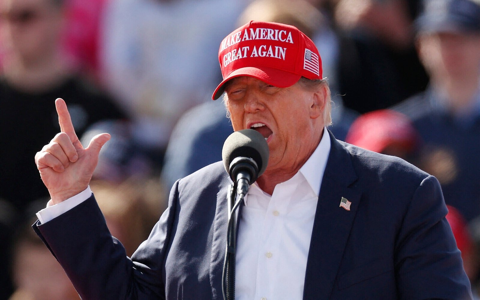 فيديو صفعة بالكف على رقبة ترامب اثناء القاء كلمة