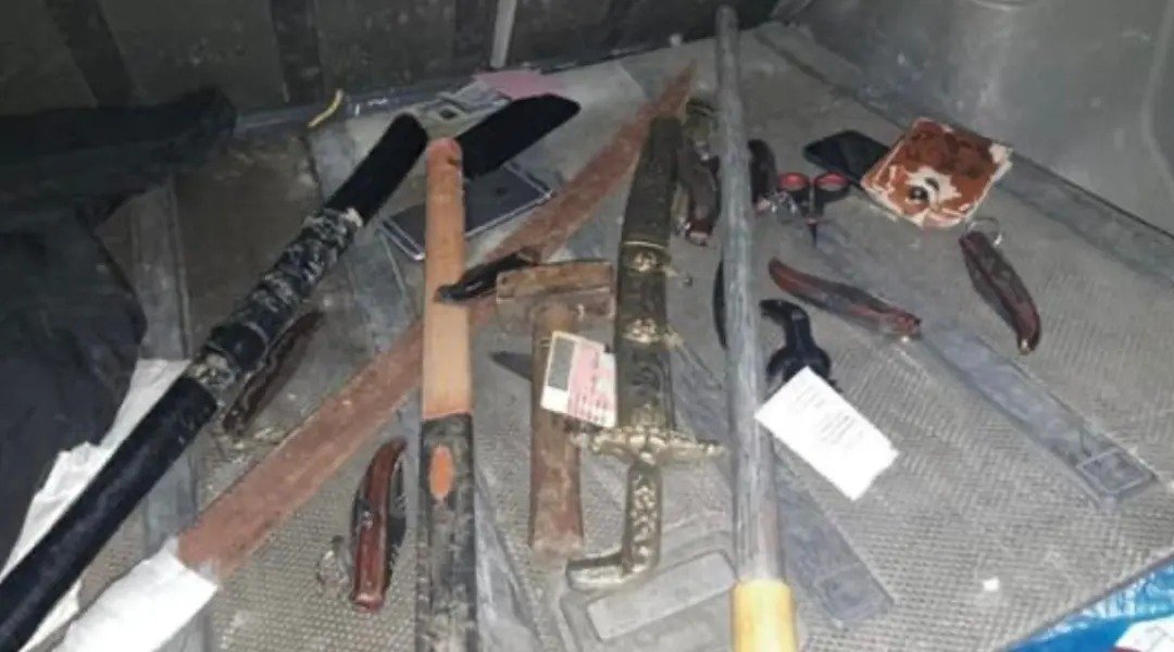 اسلحة بيضاء في منازل نازحين سوريين في النبطية