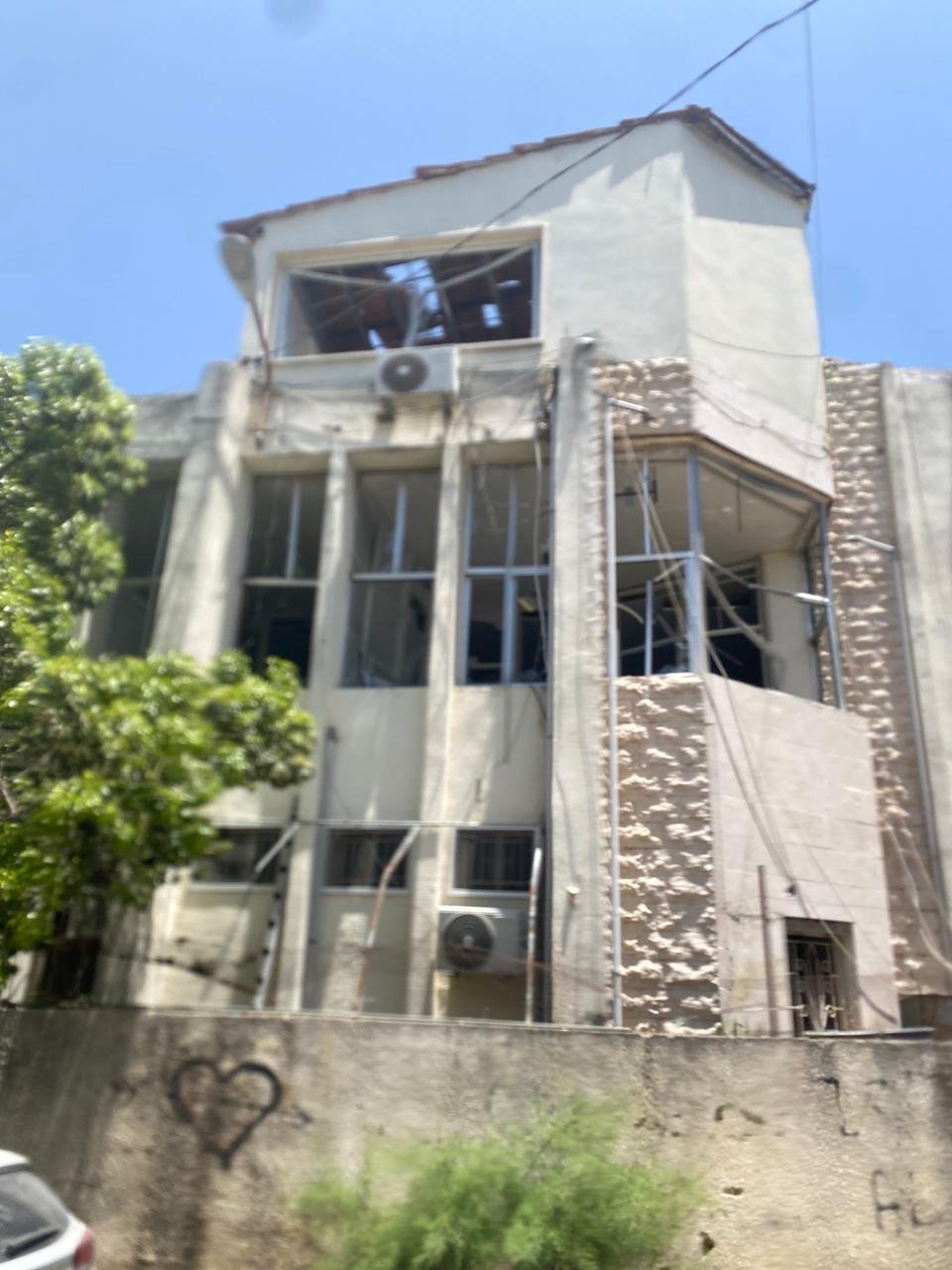 بالصور : اس.رائيل تقصف مركز الخيام للرعاية الصحية التابع لمؤسسة عامل في الخيام