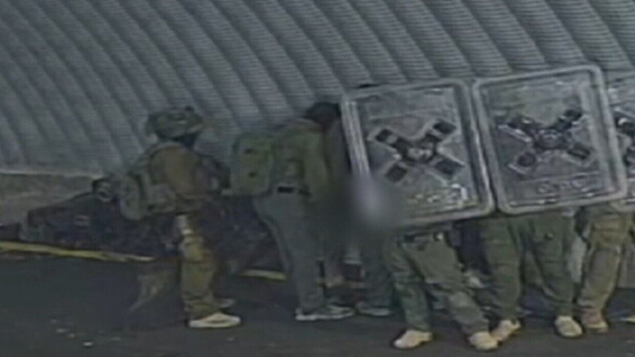 الج-يش الإس-رائيلي يغتصب اسير فل-سطيني (فيديو)