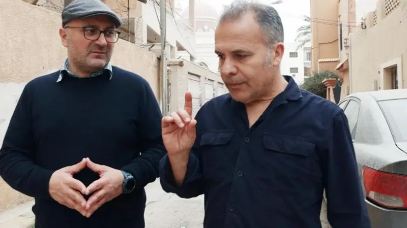 قاسم خلال زيارته إلى طرابلس مع فريق بي بي سي.