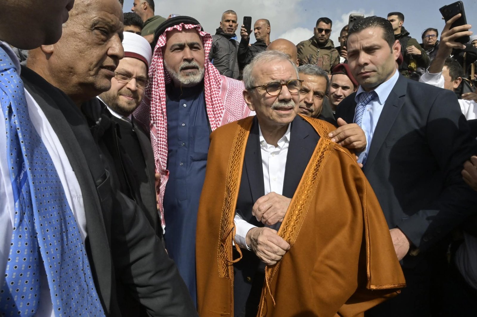 النائب خريس يتصل برؤساء بلديات يارين ومروحين والجوار شاجبا التطاول على اهالي هذه القرى .